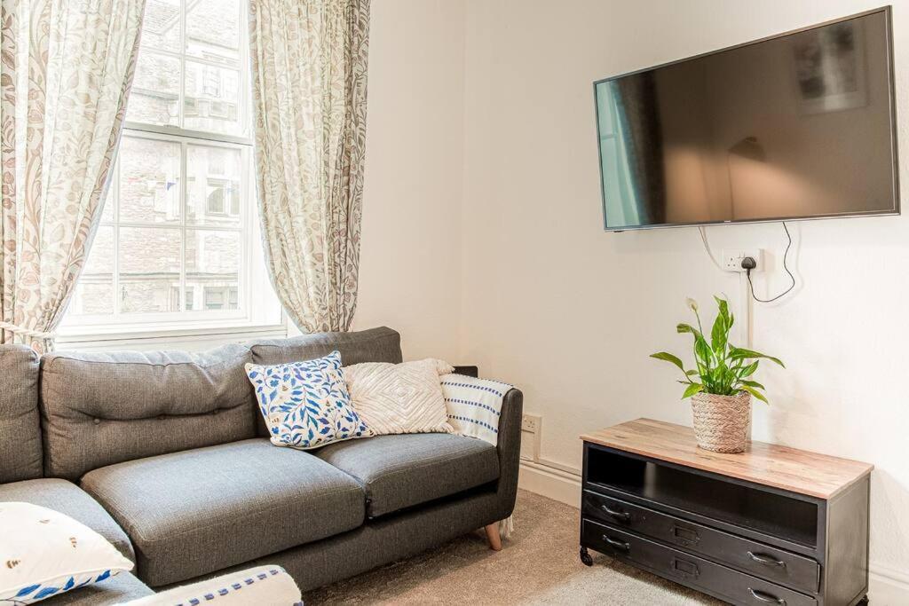 Light And Central Apartment Above Knead Bakery เทตบรี ภายนอก รูปภาพ